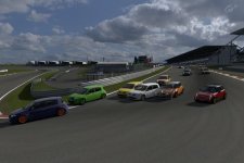 Nürburgring2_Erste Kurve_Goldenes_Auto_Rast_durch_die_Mitte GP_F_2.jpg