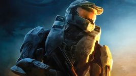Das Bild zeigt eine futuristische, in Rüstung gekleidete Figur aus dem Spiel Halo. Die Figur steht im Vordergrund und blickt nachdenklich in die Ferne. Im Hintergrund ist eine dynamische, dunkle Atmosphäre, die an eine Science-Fiction-Welt erinnert. Diese Darstellung vermittelt ein Gefühl von Abenteuer und Spannung, passend zur Thematik des Spiels.