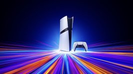 Das Bild zeigt eine PlayStation 5 Pro Konsole zusammen mit ihrem Controller. Die Konsole steht mittig vor einem dynamischen Hintergrund aus farbigen Lichtstrahlen, die von der Basis zur oberen Bildkante strahlen. Dieser visuelle Effekt vermittelt eine futuristische und energiegeladene Atmosphäre, die die leistungsstarke Technologie und das immersive Gaming-Erlebnis der PS5 Pro unterstreicht. Die Farben sind lebhaft und betonen die modernen Designelemente der Konsole.