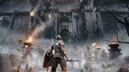 Das Bild zeigt eine dramatische Szene aus einem Fantasy-Spiel. Im Vordergrund steht ein Ritter in voller Rüstung mit Schwert und Schild, während er von mehreren feindlichen Figuren, vermutlich untoten Kriegern, umgeben ist. Die Kulisse ist düster, geprägt von einem alten, imposanten Schloss im Hintergrund. Überall sind Flammen und Rauch zu sehen, die der Atmosphäre einen gefährlichen und intensiven Charakter verleihen. Der gesamte Bildinhalt vermittelt einen Eindruck von Spannung und epischer Kämpfe in einer fesselnden Spielwelt.