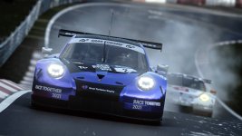 Das Bild zeigt ein Rennspiel-Szenario aus \"Gran Turismo 7\". Im Vordergrund befindet sich ein sportlicher Rennwagen in einer auffälligen lila-schwarzen Lackierung mit der Aufschrift \"RACE TOGETHER 2021\". Der Wagen scheint sich mit hoher Geschwindigkeit auf einer kurvenreichen Strecke zu bewegen, während im Hintergrund ein weiterer Rennwagen beginnt, sichtbar zu werden. Die Umgebung wirkt leicht neblig und feucht, was eine dynamische und spannende Rennatmosphäre erzeugt. Die Grafik ist äußerst realistisch und hebt die Detailtreue und die visuellen Effekte des Spiels hervor."Gran Turismo 7\". Im Vordergrund befindet sich ein sportlicher Rennwagen in einer auffälligen lila-schwarzen Lackierung mit der Aufschrift \"RACE TOGETHER 2021\". Der Wagen scheint sich mit hoher Geschwindigkeit auf einer kurvenreichen Strecke zu bewegen, während im Hintergrund ein weiterer Rennwagen beginnt, sichtbar zu werden. Die Umgebung wirkt leicht neblig und feucht, was eine dynamische und spannende Rennatmosphäre erzeugt. Die Grafik ist äußerst realistisch und hebt die Detailtreue und die visuellen Effekte des Spiels hervor.