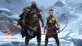 Das Bild zeigt zwei Figuren aus dem Spiel „God of War Ragnarök“. Im Vordergrund stehen Kratos, ein muskulöser Krieger mit einem mächtigen Äxte, und sein Sohn Atreus, der mit einem Bogen in der Hand bereit ist. Hinter ihnen erstreckt sich eine beeindruckende, frostige Landschaft mit schneebedeckten Bergen und Ruinen. Die Szene vermittelt ein Gefühl von Abenteuer und Spannung, während die Charaktere auf eine bevorstehende Quest in einer rauen und mythologischen Welt hin deutet.