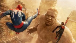 Das Bild zeigt eine actiongeladene Szene aus dem Spiel \"Marvel's Spider-Man 2\". Zwei Spider-Man-Charaktere, Peter Parker und Miles Morales, sind in einer dynamischen Pose zu sehen, während sie sich einem großen, steinernen Gegner gegenüberstellen. Die Stadt im Hintergrund wirkt lebendig und detailreich, was durch die Verbesserung der Grafiken und die neuen Features der PS5 Pro, wie Raytracing, zusätzlich betont wird. Die Darstellung der Charaktere und die aufregende Stimmung vermitteln ein Gefühl von Intensität und Abenteuer, das typisch für die Welt von Spider-Man ist."Marvel's Spider-Man 2\". Zwei Spider-Man-Charaktere, Peter Parker und Miles Morales, sind in einer dynamischen Pose zu sehen, während sie sich einem großen, steinernen Gegner gegenüberstellen. Die Stadt im Hintergrund wirkt lebendig und detailreich, was durch die Verbesserung der Grafiken und die neuen Features der PS5 Pro, wie Raytracing, zusätzlich betont wird. Die Darstellung der Charaktere und die aufregende Stimmung vermitteln ein Gefühl von Intensität und Abenteuer, das typisch für die Welt von Spider-Man ist.