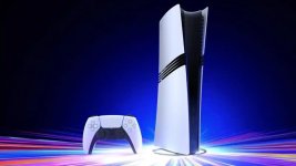 Das Bild zeigt die Konsole PlayStation 5 zusammen mit ihrem Controller. Die PS5 hat ein modernes, futuristisches Design mit einer weißen Oberfläche und schwarzen Akzenten. Sie steht prominent im Vordergrund, während der Hintergrund in kräftigen Blau- und Lila-Tönen leuchtet, was einen dynamischen und energiegeladenen Eindruck vermittelt. Der Controller liegt in der Nähe der Konsole und trägt zur insgesamt modernen Ästhetik bei, die die Next-Gen-Gaming-Erfahrung unterstreicht.