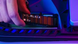 Auf dem Bild ist eine Hand zu sehen, die einen NVMe SSD-Stick in eine Konsole einsetzt. Die Umgebung ist in leuchtenden Farben gehalten, mit einem auffälligen Mix aus Blau und Rot, der einen modernen, futuristischen Eindruck vermittelt. Die Konsole selbst hat ein stylisches Design und zeigt klare Linien und eine technische Ästhetik. Die Hand, die den Stick hält, scheint entschlossen und konzentriert, was den Eindruck verstärkt, dass diese Erweiterung für die Benutzererfahrung entscheidend ist. Insgesamt vermittelt das Bild das Gefühl von Innovation und Fortschritt im Gaming-Bereich. Auf dem Bild ist eine Hand zu sehen, die einen NVMe SSD-Stick in eine Konsole einsetzt. Die Umgebung ist in leuchtenden Farben gehalten, mit einem auffälligen Mix aus Blau und Rot, der einen modernen, futuristischen Eindruck vermittelt. Die Konsole selbst hat ein stylisches Design und zeigt klare Linien und eine technische Ästhetik. Die Hand, die den Stick hält, scheint entschlossen und konzentriert, was den Eindruck verstärkt, dass diese Erweiterung für die Benutzererfahrung entscheidend ist. Insgesamt vermittelt das Bild das Gefühl von Innovation und Fortschritt im Gaming-Bereich.
