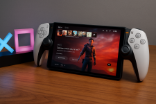 Das Bild zeigt eine gemütliche Gaming-Umgebung mit einem Handheld-Gerät und einem PlayStation Controller. Im Hintergrund sind Lichtinstallationen erkennbar, die das PlayStation Logo darstellen. Der Bildschirm des Handhelds zeigt eine Benutzeroberfläche mit einem Spiel, das zur Fortsetzung einlädt. Die gesamte Anordnung vermittelt ein modernes und stylisches Gaming-Erlebnis, unterstützt durch eine Holzoberfläche, die Wärme ausstrahlt. Das Bild zeigt eine gemütliche Gaming-Umgebung mit einem Handheld-Gerät und einem PlayStation Controller. Im Hintergrund sind Lichtinstallationen erkennbar, die das PlayStation Logo darstellen. Der Bildschirm des Handhelds zeigt eine Benutzeroberfläche mit einem Spiel, das zur Fortsetzung einlädt. Die gesamte Anordnung vermittelt ein modernes und stylisches Gaming-Erlebnis, unterstützt durch eine Holzoberfläche, die Wärme ausstrahlt.