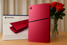 Das Bild zeigt eine rote PlayStation 5 Konsole, die auf einem Tisch steht. Daneben liegt die Verpackung für die Konsolenabdeckungen, die zur neuen Farbe der Konsole passen. Im Hintergrund sind stilvolle, helle Wandverkleidungen zu erkennen, und eine Vase mit frischen Blumen sorgt für eine ansprechende Atmosphäre. Die Gesamtkomposition vermittelt ein modernes und einladendes Gaming-Setup. Das Bild zeigt eine rote PlayStation 5 Konsole, die auf einem Tisch steht. Daneben liegt die Verpackung für die Konsolenabdeckungen, die zur neuen Farbe der Konsole passen. Im Hintergrund sind stilvolle, helle Wandverkleidungen zu erkennen, und eine Vase mit frischen Blumen sorgt für eine ansprechende Atmosphäre. Die Gesamtkomposition vermittelt ein modernes und einladendes Gaming-Setup.