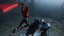 Das Bild zeigt eine dynamische Szene aus einem Spiel, in der ein Charakter mit einem leuchtend roten Lichtschwert in der Hand einen mechanischen Gegner angreift. Der Charakter ist energisch in Bewegung, während der Hintergrund eine düstere, neblige Landschaft mit finsteren Bäumen und einer mysteriösen Atmosphäre darstellt. Diese Darstellung vermittelt Spannung und Action und deutet auf ein Science-Fiction-Setting hin, das möglicherweise Rollenspielelemente integriert.