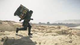Das Bild zeigt einen Charakter aus dem Spiel Death Stranding 2, der durch eine karge Landschaft mitSteinen und trockenem Gras läuft. Er trägt einen großen Rucksack, der mit verschiedenen Ausrüstungsgegenständen beladen ist. Im Hintergrund sind schemenhaft Gebäude und eine Berglandschaft zu erkennen. Die lichte Atmosphäre und die geringe Detailtiefe im Hintergrund vermitteln ein Gefühl der Einsamkeit und des Wanderns in einer weiten, offenen Umgebung. Der Charakter wirkt dynamisch in seiner Bewegung, was die Action und das Abenteuer des Spiels unterstreicht.