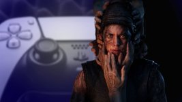 Das Bild zeigt eine detailreiche Darstellung einer Figur, die offensichtlich eine zentrale Rolle in einem Spiel spielt. Die Figur hat ein ernstes und entschlossenes Gesicht, mit sichtbaren Narben und tätowierten Mustern auf der Haut. Ihre Hände greifen nach ihrem eigenen Gesicht und scheinen eine Verbindung zu den überlappenden Händen im Hintergrund herzustellen, die eine verstörende Atmosphäre schaffen. Im Hintergrund ist ein Teil eines Gamecontrollers zu erkennen, was auf den Kontext des Spielens hinweist. Die Farbpalette ist düster und intensiv, was die emotionale Tiefe und die psychologischen Themen des Spiels unterstreicht.