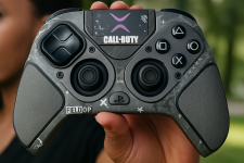 Das Bild zeigt einen PDP Victrix Pro BFG Controller, der in einer Hand gehalten wird. Der Controller präsentiert sich in einem modernen Design mit verschiedenen Tasten und zwei großen Thumbsticks in der Mitte. Auf der Oberseite sind mehrere Tasten und ein Display sichtbar. Der Controller hat ein ansprechendes, grafisches Muster, das sich um das Gehäuse zieht, und einige spezielle Markierungen, die auf die Nutzung mit Call of Duty hinweisen. Die Hintergrundbeleuchtung verleiht dem Bild eine ansprechende Atmosphäre. Das Bild zeigt einen PDP Victrix Pro BFG Controller, der in einer Hand gehalten wird. Der Controller präsentiert sich in einem modernen Design mit verschiedenen Tasten und zwei großen Thumbsticks in der Mitte. Auf der Oberseite sind mehrere Tasten und ein Display sichtbar. Der Controller hat ein ansprechendes, grafisches Muster, das sich um das Gehäuse zieht, und einige spezielle Markierungen, die auf die Nutzung mit Call of Duty hinweisen. Die Hintergrundbeleuchtung verleiht dem Bild eine ansprechende Atmosphäre.