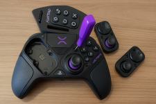 Das Bild zeigt einen PDP Victrix Pro BFG Controller, der teilweise zerlegt ist. Im Vordergrund sind verschiedene Module wie die Thumbsticks und Buttons sichtbar, die sich durch einen Schraubenzieher leicht austauschen lassen. Der Controller hat ein modernes Design mit einer schwarzen und violetten Farbgebung. Man erkennt die modulare Bauweise, die flexible Anpassungen ermöglicht. Dies verdeutlicht die Vielseitigkeit des Controllers, der speziell für Gamer entwickelt wurde, die Anpassungen nach ihren Vorlieben vornehmen möchten. Das Bild zeigt einen PDP Victrix Pro BFG Controller, der teilweise zerlegt ist. Im Vordergrund sind verschiedene Module wie die Thumbsticks und Buttons sichtbar, die sich durch einen Schraubenzieher leicht austauschen lassen. Der Controller hat ein modernes Design mit einer schwarzen und violetten Farbgebung. Man erkennt die modulare Bauweise, die flexible Anpassungen ermöglicht. Dies verdeutlicht die Vielseitigkeit des Controllers, der speziell für Gamer entwickelt wurde, die Anpassungen nach ihren Vorlieben vornehmen möchten.