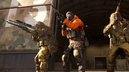 Das Bild zeigt eine spannende Szene aus einem Action-Spiel. Drei dargestellt Charaktere sind in einem militärischen Setting positioniert, bereit für den Einsatz. Die Protagonisten tragen taktische Kleidung und sind mit verschiedenen Waffen ausgestattet. Ein Charakter hebt seine Waffe in eine angreifende Position, während die anderen sich mutmaßlich in Deckung befinden oder in Alarmbereitschaft. Der Hintergrund wirkt rustikal und industriell, was die intensive Atmosphäre der Szenerie unterstreicht. Die gesamte Bildkomposition vermittelt ein Gefühl von Spannung und Action, das typisch für Shooter-Spiele ist. Das Bild zeigt eine spannende Szene aus einem Action-Spiel. Drei dargestellt Charaktere sind in einem militärischen Setting positioniert, bereit für den Einsatz. Die Protagonisten tragen taktische Kleidung und sind mit verschiedenen Waffen ausgestattet. Ein Charakter hebt seine Waffe in eine angreifende Position, während die anderen sich mutmaßlich in Deckung befinden oder in Alarmbereitschaft. Der Hintergrund wirkt rustikal und industriell, was die intensive Atmosphäre der Szenerie unterstreicht. Die gesamte Bildkomposition vermittelt ein Gefühl von Spannung und Action, das typisch für Shooter-Spiele ist.