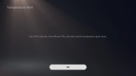 Das Bild zeigt eine Fehlermeldung auf einer PlayStation 5, die besagt, dass die Konsole überhitzt ist. Der Bildschirm informiert den Nutzer, dass die PS5 zu heiß ist und dass er die Konsole ausschalten soll, bis die Temperatur wieder sinkt. Der Hintergrund ist schlicht und dunkel gehalten, wodurch die weiße Schrift deutlich hervortritt. Es ist eine ernste Warnung, die auf die Notwendigkeit hinweist, die Konsole aufgrund von Überhitzung nicht weiter zu nutzen.