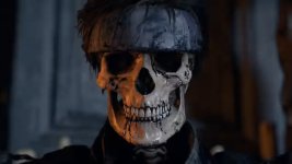 Das Bild zeigt ein Skellett mit einem ernsten Gesichtsausdruck. Der Kopf ist nicht vollständig sichtbar, und an seiner Stirn befindet sich ein Band, das an ein militärisches oder abenteuerliches Outfit erinnert. Die Lichtverhältnisse sind düster, wodurch eine geheimnisvolle und bedrohliche Atmosphäre entsteht. Der Hintergrund bleibt schwach beleuchtet, was den Fokus auf das Skellett lenkt und die unheimliche Stimmung verstärkt.