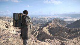 Das Bild zeigt einen Charakter aus dem Spiel Death Stranding 2, der auf einem hohen Bergrücken steht und die weite, postapokalyptische Landschaft betrachtet. Der Charakter trägt einen großen Rucksack und hält ein kleines, ungewöhnliches Wesen in seinen Armen. In der Ferne sind beeindruckende Gebirgszüge und eine Küste zu sehen, während der Himmel leicht bewölkt ist. Die Szenerie vermittelt ein Gefühl von Einsamkeit und Entdeckung, typisch für die Spielwelt von Kojima. Das Bild zeigt einen Charakter aus dem Spiel Death Stranding 2, der auf einem hohen Bergrücken steht und die weite, postapokalyptische Landschaft betrachtet. Der Charakter trägt einen großen Rucksack und hält ein kleines, ungewöhnliches Wesen in seinen Armen. In der Ferne sind beeindruckende Gebirgszüge und eine Küste zu sehen, während der Himmel leicht bewölkt ist. Die Szenerie vermittelt ein Gefühl von Einsamkeit und Entdeckung, typisch für die Spielwelt von Kojima.