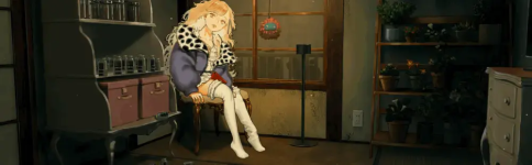 Das Bild zeigt eine Anime-ähnliche Figur, die in einem stylischen Raum sitzt. Die Figur hat lange blonde Haare und trägt ein auffälliges Outfit mit einem Pelzkragen. Sie wirkt nachdenklich und schaut in die Richtung des Betrachters. Der Raum ist gemütlich eingerichtet, mit einer Mischung aus Regalen und Pflanzen. Die Atmosphäre wirkt warm und einladend, während eine Mischung aus Modernität und traditionellem Design sichtbar ist.