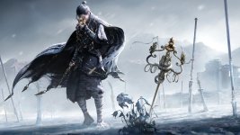 Das Bild zeigt einen Charakter in einem frostigen, mystischen Umfeld, umgeben von verschiedenen Schwertern, die im Schnee stecken. Der Protagonist trägt eine dunkle, gewandähnliche Kleidung und wirkt nachdenklich, während er mit einer Waffe in der Hand posiert. Der Hintergrund ist von schneebedeckten Bergen und einer nebligen Atmosphäre geprägt, was eine gewisse dramatische Stimmung erzeugt. Die gesamte Szenerie vermittelt ein Gefühl von Abenteuer und Spannung, passend zu einem Spiel, das in einer epischen open-world Umgebung spielt.
