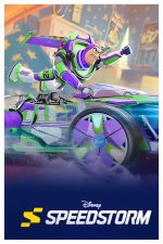 Das Bild zeigt einen dynamischen Moment aus dem Spiel Disney Speedstorm. Im Vordergrund ist eine futuristische Rennmaschine zu sehen, die von einer ikonischen Figur aus dem Disney-Universum gelenkt wird. Die Figur hebt eine Hand, als ob sie einen Kampfgeist oder Siegeswillen ausdrückt. Die Umgebung ist lebhaft und farbenfroh gestaltet, mit kindgerechten Elementen und Details, die an verschiedene Disney- und Pixar-Welten erinnern. Das Gesamtbild strahlt Geschwindigkeit, Action und einen Hauch von Nostalgie aus, was deutlich auf das spannende Gameplay des Spiels hinweist. Das Bild zeigt einen dynamischen Moment aus dem Spiel Disney Speedstorm. Im Vordergrund ist eine futuristische Rennmaschine zu sehen, die von einer ikonischen Figur aus dem Disney-Universum gelenkt wird. Die Figur hebt eine Hand, als ob sie einen Kampfgeist oder Siegeswillen ausdrückt. Die Umgebung ist lebhaft und farbenfroh gestaltet, mit kindgerechten Elementen und Details, die an verschiedene Disney- und Pixar-Welten erinnern. Das Gesamtbild strahlt Geschwindigkeit, Action und einen Hauch von Nostalgie aus, was deutlich auf das spannende Gameplay des Spiels hinweist.