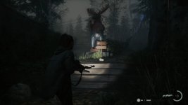 Das Bild zeigt eine düstere, atmosphärische Umgebung in einem Wald. Im Vordergrund steht eine Figur mit einem Gewehr in der Hand, die vorsichtig einen unbeleuchteten Weg entlanggeht. Sie trägt eine grau-grüne Jacke und blickt aufmerksam nach vorne. Hinter ihr befindet sich eine große, lebensechte Statue eines Elches, der einen Becher hält. Um die Statue sind einige Laternen und Girlanden, die auf eine festliche oder touristische Umgebung hindeuten, obwohl die Szene insgesamt eher geheimnisvoll und angespannt wirkt. Der Lichtschein der Taschenlampe der Figur beleuchtet den Weg und die Umgebung, während die hinteren Bereiche im Dunkeln verschwommen bleiben. Das Bild vermittelt ein Gefühl von Spannung und Abenteuer. Das Bild zeigt eine düstere, atmosphärische Umgebung in einem Wald. Im Vordergrund steht eine Figur mit einem Gewehr in der Hand, die vorsichtig einen unbeleuchteten Weg entlanggeht. Sie trägt eine grau-grüne Jacke und blickt aufmerksam nach vorne. Hinter ihr befindet sich eine große, lebensechte Statue eines Elches, der einen Becher hält. Um die Statue sind einige Laternen und Girlanden, die auf eine festliche oder touristische Umgebung hindeuten, obwohl die Szene insgesamt eher geheimnisvoll und angespannt wirkt. Der Lichtschein der Taschenlampe der Figur beleuchtet den Weg und die Umgebung, während die hinteren Bereiche im Dunkeln verschwommen bleiben. Das Bild vermittelt ein Gefühl von Spannung und Abenteuer.