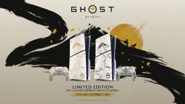 Das Bild zeigt die Limited Edition der PS5, inspiriert von dem Spiel Ghost of Yōtei. Die Konsole ist in zwei Designs erhältlich: eine Gold Limited Edition, die Kintsugi-Elemente aufweist, und eine Black Limited Edition, die von Sumi-e Kunst geprägt ist. Beide Designs sind kunstvoll mit Motiven des legendären Mount Yōtei verziert und beinhalten spezielle DualSense Controller. Die Präsentation ist stilvoll und verwendet traditionelle japanische Kunst, um die Verbindung zur Spielgeschichte zu betonen. Die Veröffentlichung der Editionen ist für den 2. Oktober 2025 geplant. Das Bild zeigt die Limited Edition der PS5, inspiriert von dem Spiel Ghost of Yōtei. Die Konsole ist in zwei Designs erhältlich: eine Gold Limited Edition, die Kintsugi-Elemente aufweist, und eine Black Limited Edition, die von Sumi-e Kunst geprägt ist. Beide Designs sind kunstvoll mit Motiven des legendären Mount Yōtei verziert und beinhalten spezielle DualSense Controller. Die Präsentation ist stilvoll und verwendet traditionelle japanische Kunst, um die Verbindung zur Spielgeschichte zu betonen. Die Veröffentlichung der Editionen ist für den 2. Oktober 2025 geplant.