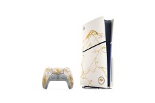 Das Bild zeigt die Limited Edition der PS5 in einem eleganten Design, das von japanischer Kunst inspiriert ist. Die Konsole hat eine helle, fast weiße Oberfläche mit goldenen Elementen, die den legendären Mount Yōtei darstellen. Diese kunstvollen Details reflektieren traditionelle Aspekte und erzählen visuell von der Spielwelt von Ghost of Yōtei. Ergänzend dazu liegt ein stylischer DualSense Controller, der ebenfalls im passenden Design gestaltet ist, neben der Konsole. Der Controller weist ähnliche goldene Verzierungen auf, die die Harmonie des Bundles unterstreichen. Das gesamte Set vermittelt eine einzigartige Verbindung zwischen Gaming und Kunst und richtet sich an Sammler und Fans des Spiels. Das Bild zeigt die Limited Edition der PS5 in einem eleganten Design, das von japanischer Kunst inspiriert ist. Die Konsole hat eine helle, fast weiße Oberfläche mit goldenen Elementen, die den legendären Mount Yōtei darstellen. Diese kunstvollen Details reflektieren traditionelle Aspekte und erzählen visuell von der Spielwelt von Ghost of Yōtei. Ergänzend dazu liegt ein stylischer DualSense Controller, der ebenfalls im passenden Design gestaltet ist, neben der Konsole. Der Controller weist ähnliche goldene Verzierungen auf, die die Harmonie des Bundles unterstreichen. Das gesamte Set vermittelt eine einzigartige Verbindung zwischen Gaming und Kunst und richtet sich an Sammler und Fans des Spiels.