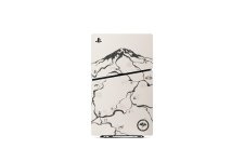 Das Bild zeigt eine PlayStation 5 Limited Edition, die inspiriert ist von der japanischen Kunst und der Spielwelt von Ghost of Yōtei. Die Konsole hat eine helle, schlichte Oberfläche mit einem kunstvollen Schwarz-Weiß-Design, das den legendären Mount Yōtei abbildet. Verschiedene Details wie handgezeichnete Elemente und symbolische Darstellungen aus der Spielgeschichte verleihen der Konsole einen einzigartigen, ästhetischen Charme. Diese Limited Edition verbindet Gaming mit traditioneller Kunst und spricht sowohl Sammler als auch Designliebhaber an. Das Bild zeigt eine PlayStation 5 Limited Edition, die inspiriert ist von der japanischen Kunst und der Spielwelt von Ghost of Yōtei. Die Konsole hat eine helle, schlichte Oberfläche mit einem kunstvollen Schwarz-Weiß-Design, das den legendären Mount Yōtei abbildet. Verschiedene Details wie handgezeichnete Elemente und symbolische Darstellungen aus der Spielgeschichte verleihen der Konsole einen einzigartigen, ästhetischen Charme. Diese Limited Edition verbindet Gaming mit traditioneller Kunst und spricht sowohl Sammler als auch Designliebhaber an.