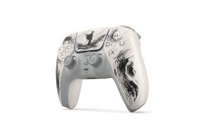 Die Abbildung zeigt einen DualSense-Controller für die PlayStation 5 in einer speziellen Limited Edition. Der Controller hat ein elegantes Design mit hellen und dunklen Farbtönen, die an traditionelle japanische Kunst angelehnt sind. Auf der Vorderseite sind dynamische, schwarze Pinselstriche zu sehen, die eine kraftvolle Ästhetik vermitteln. Mittig ist eine stilisierte Silhouette, die sich harmonisch in das Gesamtbild einfügt. Das Design verleiht dem Controller nicht nur eine künstlerische Note, sondern reflektiert auch die Inspiration aus dem Spiel Ghost of Yōtei. Die Abbildung zeigt einen DualSense-Controller für die PlayStation 5 in einer speziellen Limited Edition. Der Controller hat ein elegantes Design mit hellen und dunklen Farbtönen, die an traditionelle japanische Kunst angelehnt sind. Auf der Vorderseite sind dynamische, schwarze Pinselstriche zu sehen, die eine kraftvolle Ästhetik vermitteln. Mittig ist eine stilisierte Silhouette, die sich harmonisch in das Gesamtbild einfügt. Das Design verleiht dem Controller nicht nur eine künstlerische Note, sondern reflektiert auch die Inspiration aus dem Spiel Ghost of Yōtei.