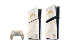 Das Bild zeigt die Ghost of Yōtei Limited Edition der PlayStation 5 zusammen mit einem passenden Controller. Die Konsole hat ein elegantes, weißes Design mit goldenen Akzenten, das von japanischer Kunst inspiriert ist. Abgebildet ist der ikonische Mount Yōtei, umgeben von anderen kunstvollen Elementen. Der Controller trägt ebenfalls die gleichen kunstvollen Motive und strahlt ein ästhetisches Flair aus, das sich perfekt in ein modernes Gaming-Setup einfügt. Diese Edition vereint Gaming und Kunst auf eine besondere Weise. Das Bild zeigt die Ghost of Yōtei Limited Edition der PlayStation 5 zusammen mit einem passenden Controller. Die Konsole hat ein elegantes, weißes Design mit goldenen Akzenten, das von japanischer Kunst inspiriert ist. Abgebildet ist der ikonische Mount Yōtei, umgeben von anderen kunstvollen Elementen. Der Controller trägt ebenfalls die gleichen kunstvollen Motive und strahlt ein ästhetisches Flair aus, das sich perfekt in ein modernes Gaming-Setup einfügt. Diese Edition vereint Gaming und Kunst auf eine besondere Weise.