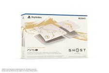 Das Bild zeigt die Verpackung der Ghost of Yōtei Limited Edition für die PS5 Pro. Die Box hat ein elegantes Design mit goldenen Kintsugi-Effekten auf einer hellen Oberfläche, die an zerbrochene Keramik erinnert. Die Verpackung hebt sich durch den auffälligen Ghost of Yōtei Schriftzug hervor und verspricht ein einzigartiges Gaming-Erlebnis, inspiriert von japanischer Kunst und Kultur. Die klare, stilvolle Präsentation unterstreicht den künstlerischen Anspruch und die Exklusivität dieser Edition. Das Bild zeigt die Verpackung der Ghost of Yōtei Limited Edition für die PS5 Pro. Die Box hat ein elegantes Design mit goldenen Kintsugi-Effekten auf einer hellen Oberfläche, die an zerbrochene Keramik erinnert. Die Verpackung hebt sich durch den auffälligen Ghost of Yōtei Schriftzug hervor und verspricht ein einzigartiges Gaming-Erlebnis, inspiriert von japanischer Kunst und Kultur. Die klare, stilvolle Präsentation unterstreicht den künstlerischen Anspruch und die Exklusivität dieser Edition.