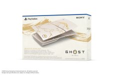 Das Bild zeigt die Verpackung der Ghost of Yōtei Limited Edition für die PS5. Die Konsole ist auf einem weißen Hintergrund abgebildet und besticht durch ein elegantes Design, das mit goldenen und hellen Akzenten versehen ist. Die Gestaltung reflektiert japanische Kunst, insbesondere Kintsugi, das die Schönheit von Fehlern hervorhebt. Auf der Verpackung sind stilisierte grafische Elemente und ein Logo zu sehen, das den Titel des Spiels sowie die Limited Edition kennzeichnet. Diese Edition ist für Sammler und Fans des Spiels besonders ansprechend und hebt sich durch ihre kunstvolle Optik hervor. Das Bild zeigt die Verpackung der Ghost of Yōtei Limited Edition für die PS5. Die Konsole ist auf einem weißen Hintergrund abgebildet und besticht durch ein elegantes Design, das mit goldenen und hellen Akzenten versehen ist. Die Gestaltung reflektiert japanische Kunst, insbesondere Kintsugi, das die Schönheit von Fehlern hervorhebt. Auf der Verpackung sind stilisierte grafische Elemente und ein Logo zu sehen, das den Titel des Spiels sowie die Limited Edition kennzeichnet. Diese Edition ist für Sammler und Fans des Spiels besonders ansprechend und hebt sich durch ihre kunstvolle Optik hervor.