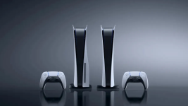 Das Bild zeigt zwei PlayStation 5 Konsolen in vertikaler Position, nebeneinander auf einem schlichten, dunklen Hintergrund. Jede Konsole hat ein futuristisches Design mit einer schlanken, weißen Oberfläche und markanten schwarzen Akzenten. Vor den Konsolen liegen jeweils zwei Controller, die ebenfalls im typischen PlayStation-Farbschema gehalten sind. Die Anordnung vermittelt ein Gefühl von Modernität und Technologie, während die Beleuchtung subtile Schatten wirft, die das Gesamtbild ansprechend wirken lassen.