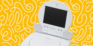 Das Bild zeigt eine tragbare PlayStation mit einem integrierten Bildschirm, das in einem nostalgischen weißen Design gehalten ist. Sie erinnert stark an die erste PlayStation-Generation und vermittelt ein Gefühl von Retro-Vibes. Der Hintergrund ist in einem leuchtenden Gelb gehalten und mit verschnörkelten, weißen Linien verziert, die der gesamten Komposition eine verspielte und ansprechende Ästhetik verleihen. Die Konsole selbst hat eine klare, kompakte Form, die an tragbare Elektronik der frühen 2000er Jahre erinnert, und sie ist mit Lautsprechern und Steuerelementen ausgestattet, die an die klassische PlayStation erinnern. Das Bild zeigt eine tragbare PlayStation mit einem integrierten Bildschirm, das in einem nostalgischen weißen Design gehalten ist. Sie erinnert stark an die erste PlayStation-Generation und vermittelt ein Gefühl von Retro-Vibes. Der Hintergrund ist in einem leuchtenden Gelb gehalten und mit verschnörkelten, weißen Linien verziert, die der gesamten Komposition eine verspielte und ansprechende Ästhetik verleihen. Die Konsole selbst hat eine klare, kompakte Form, die an tragbare Elektronik der frühen 2000er Jahre erinnert, und sie ist mit Lautsprechern und Steuerelementen ausgestattet, die an die klassische PlayStation erinnern.