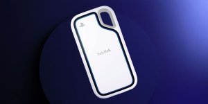 Das Bild zeigt eine SanDisk Extreme Portable SSD, die speziell für die PlayStation 5 entwickelt wurde. Sie ist in einem eleganten weißen Design gehalten und trägt das PlayStation-Logo. Die SSD hat eine kompakte Form, die leicht zu transportieren ist, und bietet eine Vielzahl von Speicherkapazitäten. Sie verspricht hohe Übertragungsgeschwindigkeiten und ist robust gegen Staub und Wasser, was sie ideal für Gamer macht. Die SSD wird als praktische Lösung für das Speicherplatzproblem von Konsolen angepriesen und ist eine wertvolle Unterstützung für alle, die ihre Spielebibliothek erweitern möchten. Das Bild zeigt eine SanDisk Extreme Portable SSD, die speziell für die PlayStation 5 entwickelt wurde. Sie ist in einem eleganten weißen Design gehalten und trägt das PlayStation-Logo. Die SSD hat eine kompakte Form, die leicht zu transportieren ist, und bietet eine Vielzahl von Speicherkapazitäten. Sie verspricht hohe Übertragungsgeschwindigkeiten und ist robust gegen Staub und Wasser, was sie ideal für Gamer macht. Die SSD wird als praktische Lösung für das Speicherplatzproblem von Konsolen angepriesen und ist eine wertvolle Unterstützung für alle, die ihre Spielebibliothek erweitern möchten.