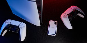 Das Bild zeigt eine moderne Spielkonsole zusammen mit einem Zubehörteil, das speziell für die Konsole entwickelt wurde. Im Vordergrund liegt ein stylischer Controller, während die Konsole im Hintergrund positioniert ist. Neben dem Controller befindet sich die SanDisk SSD, die elegant designt ist und das PlayStation-Logo trägt. Die Farbgebung und Beleuchtung des Bildes erzeugen eine ansprechende und futuristische Atmosphäre, während der Untergrund schwarz ist, was die Geräte hervorhebt. Das gesamte Setup wirkt ansprechend und einladend für Gamer. Das Bild zeigt eine moderne Spielkonsole zusammen mit einem Zubehörteil, das speziell für die Konsole entwickelt wurde. Im Vordergrund liegt ein stylischer Controller, während die Konsole im Hintergrund positioniert ist. Neben dem Controller befindet sich die SanDisk SSD, die elegant designt ist und das PlayStation-Logo trägt. Die Farbgebung und Beleuchtung des Bildes erzeugen eine ansprechende und futuristische Atmosphäre, während der Untergrund schwarz ist, was die Geräte hervorhebt. Das gesamte Setup wirkt ansprechend und einladend für Gamer.
