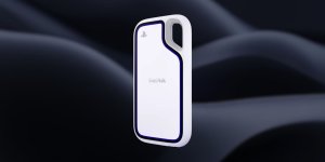 Das Bild zeigt eine SanDisk Extreme Portable SSD, die speziell für die PlayStation 5 entworfen wurde. Die SSD ist in einem eleganten, weißen Design gehalten und trägt das PlayStation-Logo. Sie hat eine kompakte Form und ist handlich, was sie ideal für den mobilen Einsatz macht. Im Hintergrund sind sanfte, organische Wellenformen zu sehen, die dem Bild eine moderne und stimmungsvolle Atmosphäre verleihen. Die SSD wird als leistungsstark und robust beschrieben, mit Funktionen, die das Speicherplatzmanagement für Gamer erleichtern. Das Bild zeigt eine SanDisk Extreme Portable SSD, die speziell für die PlayStation 5 entworfen wurde. Die SSD ist in einem eleganten, weißen Design gehalten und trägt das PlayStation-Logo. Sie hat eine kompakte Form und ist handlich, was sie ideal für den mobilen Einsatz macht. Im Hintergrund sind sanfte, organische Wellenformen zu sehen, die dem Bild eine moderne und stimmungsvolle Atmosphäre verleihen. Die SSD wird als leistungsstark und robust beschrieben, mit Funktionen, die das Speicherplatzmanagement für Gamer erleichtern.
