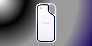 Das Bild zeigt eine SanDisk Extreme Portable SSD, die für die PlayStation 5 optimiert ist. Die externe Festplatte hat ein schlankes Design in Weiß mit einem blauen Rahmen und einem PlayStation-Logo. Sie ist handlich und leicht, ideal für unterwegs. Die SSD vermittelt den Eindruck von Stabilität und Leistungsfähigkeit, was durch ihre Robustheit und Wasserdichtigkeit unterstrichen wird. Sie adressiert das Problem des begrenzten Speicherplatzes auf der PS5 und bietet eine schnelle Lösung für Gamer, die ihre Spielbibliothek erweitern möchten. Das Bild zeigt eine SanDisk Extreme Portable SSD, die für die PlayStation 5 optimiert ist. Die externe Festplatte hat ein schlankes Design in Weiß mit einem blauen Rahmen und einem PlayStation-Logo. Sie ist handlich und leicht, ideal für unterwegs. Die SSD vermittelt den Eindruck von Stabilität und Leistungsfähigkeit, was durch ihre Robustheit und Wasserdichtigkeit unterstrichen wird. Sie adressiert das Problem des begrenzten Speicherplatzes auf der PS5 und bietet eine schnelle Lösung für Gamer, die ihre Spielbibliothek erweitern möchten.