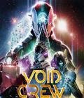Das Bild zeigt das Cover des Spiels Void Crew, das in einem futuristischen und bunten Grafikstil gestaltet ist. Im Vordergrund ist ein Charakter mit futuristischer Rüstung und einem Gewehr zu sehen, während sich im Hintergrund weitere Figuren und eine lebendige, kosmische Szenerie entfalten. Die Farben sind intensiv, mit Lichtern und Glitzern, die das Gefühl von Abenteuer und intergalaktischer Action vermitteln. Der Titel des Spiels ist prominent platziert und hebt die Hauptthematik des Spiels hervor.