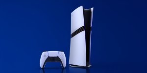 Das Bild zeigt eine PlayStation 5 Konsole, die vertikal auf einem einfachen, einfarbigen blauen Hintergrund steht. Neben der Konsole liegt der dazugehörige Controller, der in einem modernen, eleganten Design gehalten ist. Die Konsole hat eine weiße Oberfläche mit schwarzen Akzenten, wodurch sie futuristisch und auffällig wirkt. Insgesamt vermittelt das Bild einen klaren Fokus auf die Gaming-Technologie und lädt förmlich dazu ein, in eine Welt voller Spiele einzutauchen. Das Bild zeigt eine PlayStation 5 Konsole, die vertikal auf einem einfachen, einfarbigen blauen Hintergrund steht. Neben der Konsole liegt der dazugehörige Controller, der in einem modernen, eleganten Design gehalten ist. Die Konsole hat eine weiße Oberfläche mit schwarzen Akzenten, wodurch sie futuristisch und auffällig wirkt. Insgesamt vermittelt das Bild einen klaren Fokus auf die Gaming-Technologie und lädt förmlich dazu ein, in eine Welt voller Spiele einzutauchen.