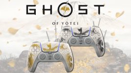 Das Bild zeigt zwei DualSense Controller der Limited Edition Ghost of Yotei für die PS5. Der linke Controller ist in einem eleganten Kintsugi-Stil gestaltet, der goldene Linien auf einem weißen Hintergrund zeigt, was einen edlen und kunstvollen Eindruck vermittelt. Der rechte Controller folgt dem Sumi-e-Stil mit künstlerischen, schwarzen Pinselstrichen, ebenfalls auf einem weißen Hintergrund, und strahlt eine schlichte Eleganz aus. Diese Controller sind auf das kommende Spiel Ghost of Yotei abgestimmt und reflektieren kulturelle Kunststile. Der Hintergrund des Bildes zeigt eine landschaftliche Szenerie mit herabfallenden Blättern und stilisierten Elementen, die an japanische Landschaften erinnern.