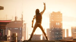 Das Bild zeigt eine eindrucksvolle Szene aus einer futuristischen Stadt, in der ein charismatischer Charakter triumphierend auf einem Hochhausdach steht. Mit einem kraftvollen Pose, in der er einen Arm nach oben streckt, symbolisiert er Freiheit und Erfolg. Die Stadt im Hintergrund ist von Hochhäusern geprägt, die im warmen Licht einer untergehenden Sonne leuchten. Der Charakter trägt coole, distinctive Kleidung, die seine rebellische Natur unterstreicht, und der gesamte Eindruck vermittelt ein Gefühl von Dynamik und Abenteuer in einer lebendigen Cyberpunk-Welt.