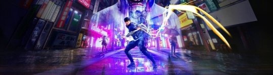 Das Bild zeigt eine dynamische Szene, in der eine Figur in einem urbanen, neonbeleuchteten Umgebung kämpft. Der Protagonist hält zwei energiebasierte Waffen oder Fähigkeiten in der Hand, die visuell eindrucksvoll dargestellt sind. Die Stadt wirkt verlassen und futuristisch, mit bunten Leuchtreklamen und einem leicht spiegelnden Boden, der die Farben reflektiert. Im Hintergrund sind schemenhafte Gestalten zu erkennen, die zur mysteriösen Stimmung des Bildes beitragen. Insgesamt vermittelt das Bild ein Gefühl von Action und Spannung in einer übernatürlichen Welt.