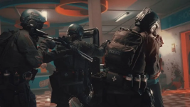 Das Bild zeigt ein spannungsgeladenes Szenario, in dem ein taktisches SWAT-Team in einem geschlossenen Raum operiert. Die Beamten sind strategisch positioniert, während sie auf mögliche Bedrohungen reagieren. Mit Helmen und Schutzwesten ausgestattet, tragen sie moderne Waffen und Einsatztechnik, was die Ernsthaftigkeit der Situation unterstreicht. Der Raum selbst wirkt unscheinbar, doch die Farbgebungen und das Licht schaffen eine Atmosphäre der Anspannung und Dramatik. Im Hintergrund sind Hinweise auf eine gewaltsame Auseinandersetzung sichtbar, was die brenzlige Lage noch verstärkt. Das Bild zeigt ein spannungsgeladenes Szenario, in dem ein taktisches SWAT-Team in einem geschlossenen Raum operiert. Die Beamten sind strategisch positioniert, während sie auf mögliche Bedrohungen reagieren. Mit Helmen und Schutzwesten ausgestattet, tragen sie moderne Waffen und Einsatztechnik, was die Ernsthaftigkeit der Situation unterstreicht. Der Raum selbst wirkt unscheinbar, doch die Farbgebungen und das Licht schaffen eine Atmosphäre der Anspannung und Dramatik. Im Hintergrund sind Hinweise auf eine gewaltsame Auseinandersetzung sichtbar, was die brenzlige Lage noch verstärkt.