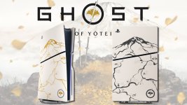 Das Bild zeigt zwei PlayStation 5 Konsolen in einem auffälligen Design, das von japanischer Kunst inspiriert ist. Die linke Konsole ist in einem strahlenden Goldton gehalten und zeigt eine stilisierte Berglandschaft sowie traditionelle japanische Motive, die an Kintsugi erinnern. Die rechte Konsole ist in elegantem Schwarz gehalten und präsentiert ebenfalls eine Berglandschaft, die an die Sumi-e Malerei angelehnt ist. Zwischen den beiden Konsolen ist das Logo Ghost of Yotei platziert, und der Hintergrund ist in sanften, nebligen Farben gehalten, die eine geheimnisvolle Atmosphäre schaffen. Diese speziellen Editionen richten sich speziell an Sammler und bringen eine künstlerische Note in die Gaming-Welt.