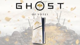 Das Bild zeigt eine limitierte PlayStation 5 Konsole im Ghost of Yotei Design. Die Konsole hat eine auffällige, weiße Oberfläche mit großflächigen goldenen Akzenten, die an die japanische Kintsugi-Kunst erinnern. Im Hintergrund sind sanfte Landschaftselemente zu sehen, darunter ein Berg und einige traditionelle Samurai-Schwerter, die das japanische Thema verstärken. Goldene Blätter scheinen durch die Luft zu fliegen, was dem Bild eine dynamische und atmosphärische Note verleiht. Der Schriftzug „Ghost of Yotei“ ist prominent platziert und fügt sich harmonisch in das Gesamtkonzept ein.