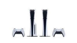 Das Bild zeigt zwei PlayStation 5 Konsolen, die in vertikaler Position stehen, sowie zwei DualSense Controller, die daneben platziert sind. Die Konsolen haben ein modernes, futuristisches Design in einer Kombination aus Schwarz und Weiß. Die Controller sind ebenfalls in den gleichen Farben gehalten und liegen auf der Oberfläche in der Nähe der Konsolen. Die gesamte Anordnung wirkt stilvoll und ist klar auf das Gaming-Erlebnis ausgerichtet.