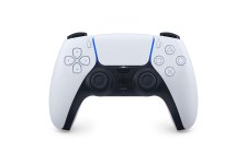 Das Bild zeigt einen DualSense-Controller für die PlayStation 5. Der Controller hat ein modernes Design mit einer Kombination aus Weiß und Schwarz. Auf der Vorderseite befinden sich verschiedene Tasten, darunter die bekannten vier Aktionsbuttons sowie ein Steuer-D-Pad. In der Mitte des Controllers erkennt man die Lichtleiste, die zur Anzeige von Verbindungen und Benachrichtigungen dient. Der Controller ist auf einem neutralen, hellen Hintergrund platziert, was den Fokus auf das Gerät selbst verstärkt.