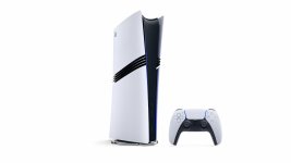 Das Bild zeigt eine PlayStation 5-Konsole in einem modernen Design, die aufrecht steht. Neben ihr liegt ein DualSense-Controller, ebenfalls in den charakteristischen Farben der Konsole, nämlich Weiß und Schwarz. Die Konsole hat eine geschwungene Form mit glatten Oberflächen und einem markanten Look, der futuristisch anmutet. Das Setup ist vor einem weißen Hintergrund platziert, wodurch die Konsole und der Controller im Fokus stehen. Die Präsentation deutet auf die technologische Innovation von Sony hin und bildet einen visuellen Bezug zum Thema des Power Saver Mode.