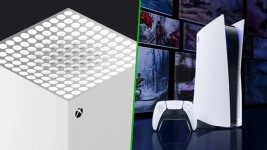Das Bild zeigt zwei beliebte Videospielkonsolen nebeneinander. Links befindet sich die Xbox Series X, die durch ihr markantes Design mit der charakteristischen Löcherstruktur auf der Oberseite auffällt. Rechts steht die PlayStation 5, deren elegantes, futuristisches Gehäuse sofort ins Auge springt. Vor der PlayStation ist ein Controller platziert, und im Hintergrund sind verschiedene Spiele-Szenen sichtbar, die das aufregende Gaming-Erlebnis illustrieren. Die beiden Konsolen repräsentieren die Konkurrenz im Gaming-Markt und symbolisieren die sich verändernde Landschaft, in der Xbox möglicherweise mehr Spiele für PS5 und andere Plattformen herausbringt.