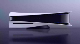 Das Bild zeigt eine PlayStation 5 Konsole, die futuristisch und schlank gestaltet ist. Die Oberseite ist in Weiß gehalten, während die Front einen glänzenden schwarzen Bereich aufweist. Die Luftschlitze sind gut sichtbar und ergänzen das moderne Design. Die Konsole steht auf einer stabilen Basis, die ebenfalls schwarz ist. Der Hintergrund wirkt neutral und hebt die Konsole hervor, wodurch sie im Fokus steht.